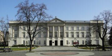 Powiat radomski: Szkolnictwo i medycyna