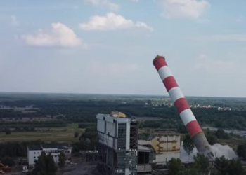 Radom: Ważył 6 tys. ton. Wybuch położył komin [VIDEO]