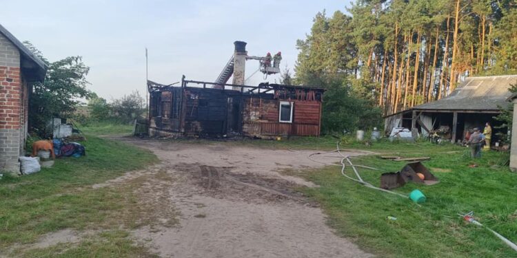 Powiat lipski: Pożar domu – dwie osoby ranne!