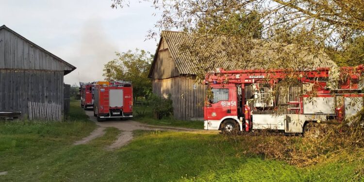 Powiat lipski: Pożar domu – dwie osoby ranne!