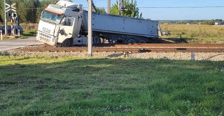 Powiat przysuski: Ciężarówka wjechała pod pociąg [ZDJĘCIA]
