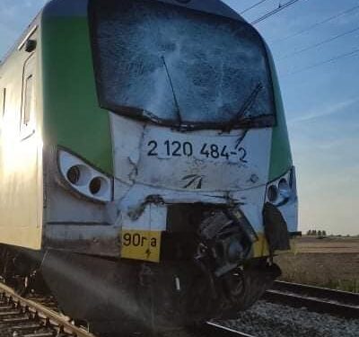 Powiat przysuski: Ciężarówka wjechała pod pociąg [ZDJĘCIA]