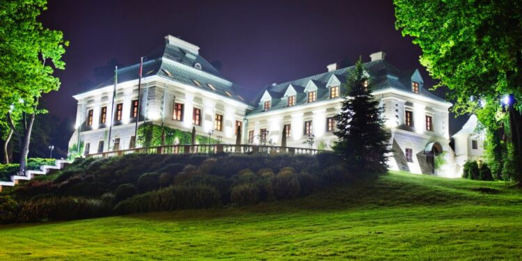 Powiat szydłowiecki: Zamek w Chlewiskach