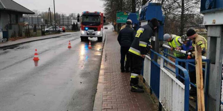 Powiat lipski: Było groźnie! Strażacy uratowali posesje przed zalaniem