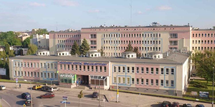 Radom: Pacjentka czekała na miejsce w szpitalu – jej synowie wybili szyby w dyżurce