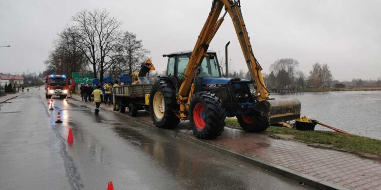 Powiat lipski: Było groźnie! Strażacy uratowali posesje przed zalaniem