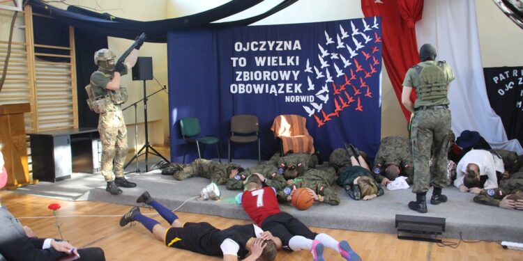 Powiat przysuski: Umundurowani uczniowie