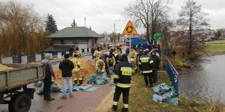 Powiat lipski: Było groźnie! Strażacy uratowali posesje przed zalaniem