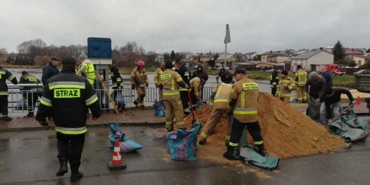 Powiat lipski: Było groźnie! Strażacy uratowali posesje przed zalaniem