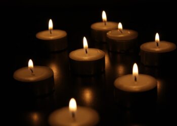 Radom: Ciało mężczyzny przy drzewie na cmentarzu