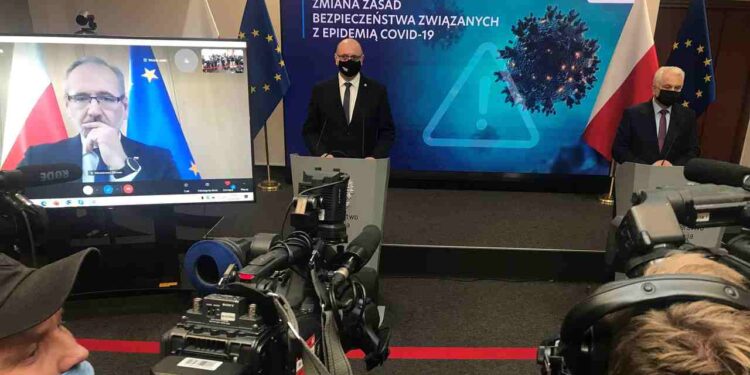 Z kraju: Nauka zdalna, nowe limity osób, zamknięte kluby – sprawdź nowe obostrzenia!