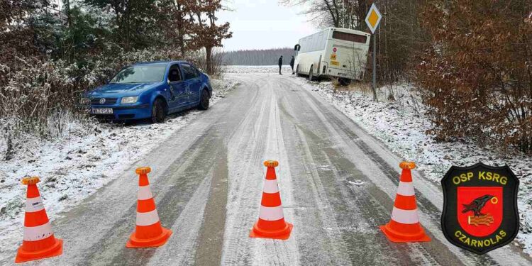 Powiat zwoleński: Szkolny autobus zderzył się z osobówką [Zdjęcia]