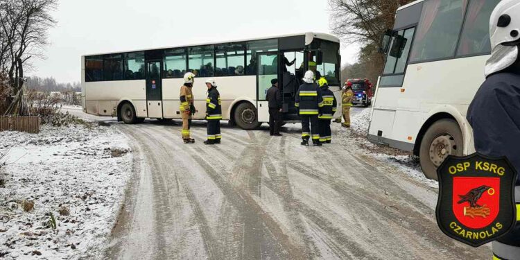 Powiat zwoleński: Szkolny autobus zderzył się z osobówką [Zdjęcia]