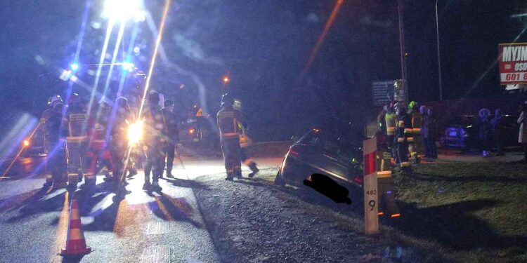 Auto na słupie – kierowca z 4 promilami!