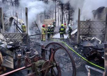 Powiat radomski: Setki tysięcy złotych strawił ogień! Ranny strażak!