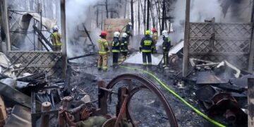 Powiat radomski: Setki tysięcy złotych strawił ogień! Ranny strażak!