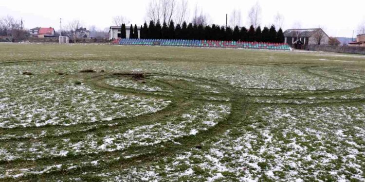 Radomskie: Rozjeżdżone boisko – władze szukają sprawcy