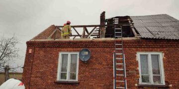 Region radomski: Wiatr łamie drzewa, powala linie energetyczne, zrywa dachy