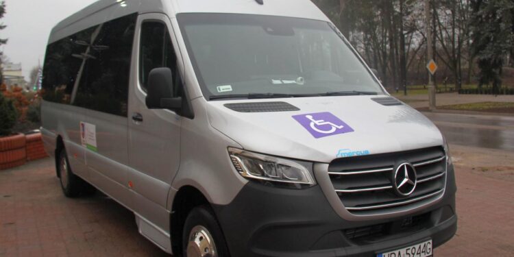 Powiat radomski: Ważne wsparcie dla gmin – Pionki z nowym autobusem dla dzieci