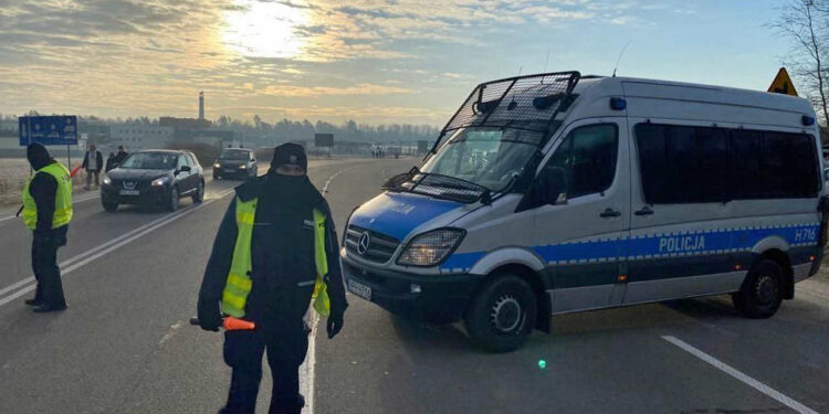 Funkcjonariusze z regionu pomagają na granicy [Galeria]