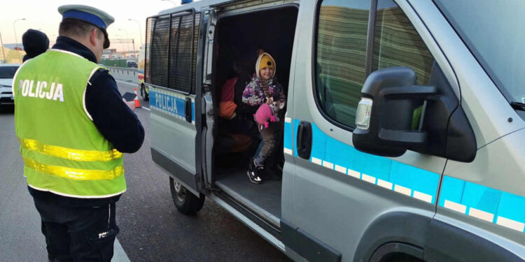 Funkcjonariusze z regionu pomagają na granicy [Galeria]