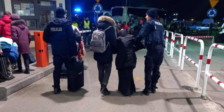 Funkcjonariusze z regionu pomagają na granicy [Galeria]