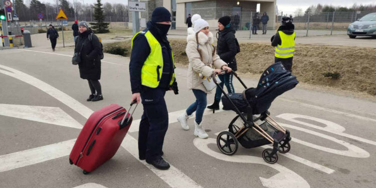 Funkcjonariusze z regionu pomagają na granicy [Galeria]