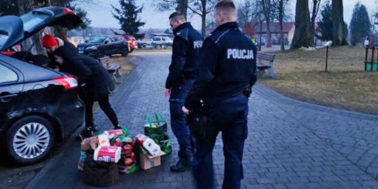 Funkcjonariusze z regionu pomagają na granicy [Galeria]