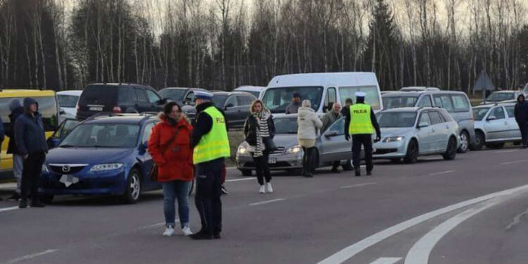 Funkcjonariusze z regionu pomagają na granicy [Galeria]