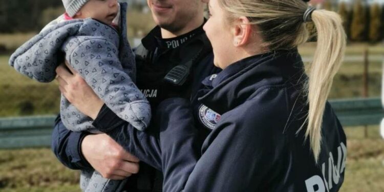 Funkcjonariusze z regionu pomagają na granicy [Galeria]