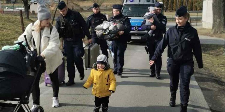 Funkcjonariusze z regionu pomagają na granicy [Galeria]