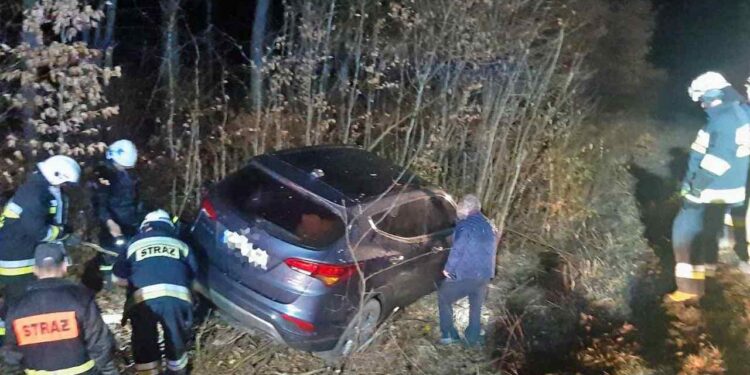 Auto w rowie – pomogli mundurowi z Radomia