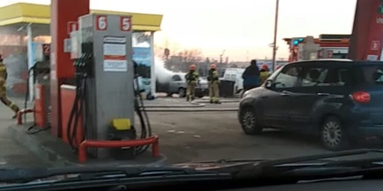 Radom: Pożar auta na stacji paliw
