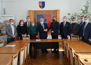Powiat zwoleński: Powiat, gmina i dotacja