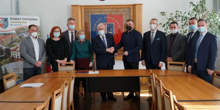 Powiat zwoleński: Powiat, gmina i dotacja