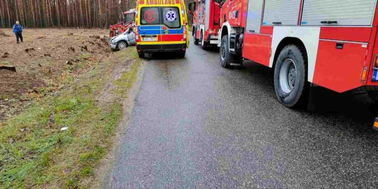 Radomskie:  Osobówka „wpadła” na ciągnik [Galeria]