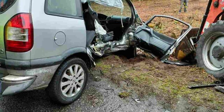 Radomskie:  Osobówka „wpadła” na ciągnik [Galeria]