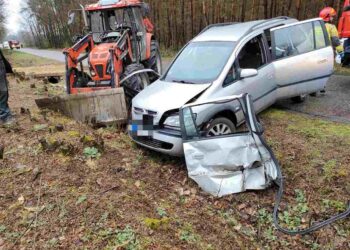 Radomskie:  Osobówka „wpadła” na ciągnik [Galeria]