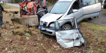 Radomskie:  Osobówka „wpadła” na ciągnik [Galeria]