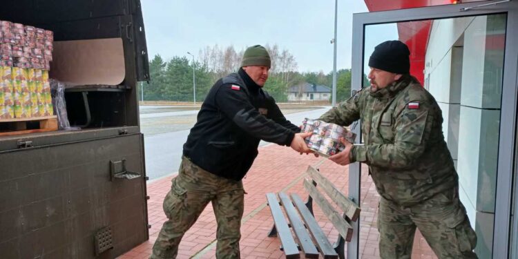 Radomskie: Terytorialsi pomagają potrzebującym [GALERIA]