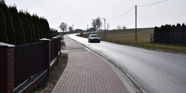 Powiat kozienicki: Chodnik i „zebra” [galeria]