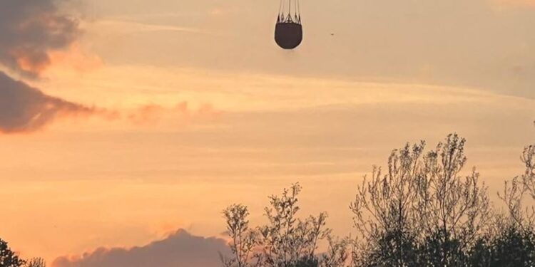 Region radomski: Gigantyczny pożar lasu – Black Hawk i niemal 200 strażaków w akcji [GALERIA, Video]