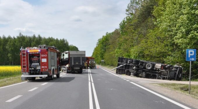 Powiat zwoleński: Zderzenie tirów – kierowca w szpitalu [Galeria]