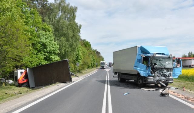 Powiat zwoleński: Zderzenie tirów – kierowca w szpitalu [Galeria]