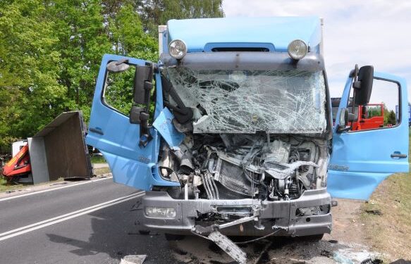 Powiat zwoleński: Zderzenie tirów – kierowca w szpitalu [Galeria]