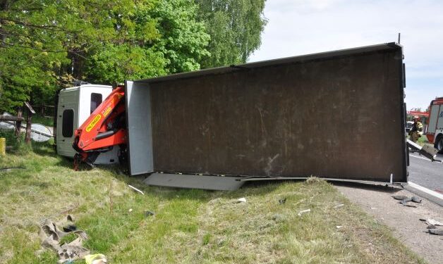 Powiat zwoleński: Zderzenie tirów – kierowca w szpitalu [Galeria]