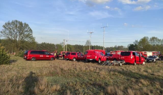 Region radomski: Gigantyczny pożar lasu – Black Hawk i niemal 200 strażaków w akcji [GALERIA, Video]