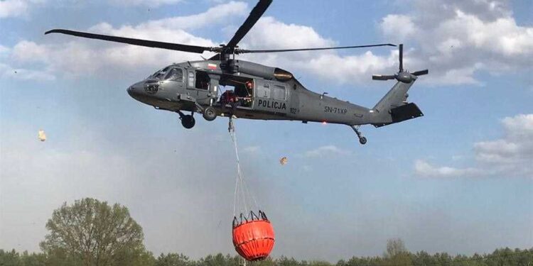 Region radomski: Gigantyczny pożar lasu – Black Hawk i niemal 200 strażaków w akcji [GALERIA, Video]