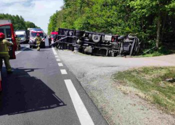 Powiat zwoleński: Zderzenie tirów – kierowca w szpitalu [Galeria]