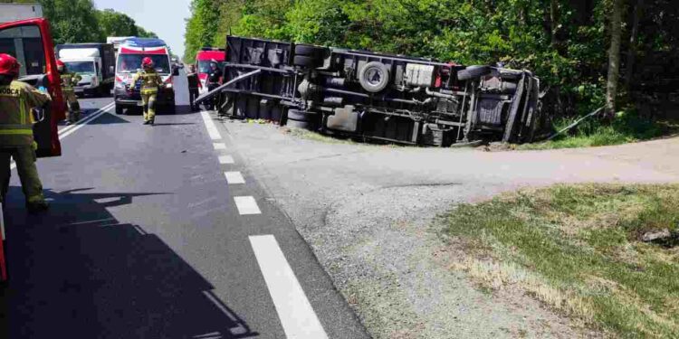 Powiat zwoleński: Zderzenie tirów – kierowca w szpitalu [Galeria]